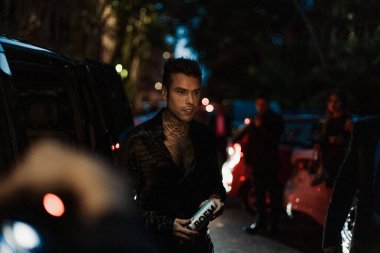 Milan Moda Haftası Kadın Giyim / Yaz 2024 'te Versace' nin önünde Fedez gösterisi.