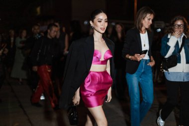 Milan Moda Haftası Kadın Giyim / Yaz 2024 'te Versace Şovu' nun dışında Heart Evangelista.