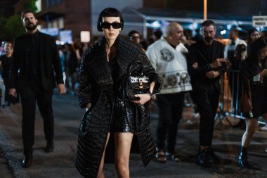 Milan Moda Haftası Kadın Giyim / Yaz 2024 'te Versace Şovu' nun dışında Kiwi Lee Han.