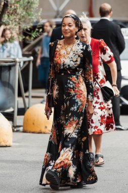 Tamu Mcpherson, Antonio Marras 'ın tüm kıyafetlerini Milan Moda Haftası Kadın Giyim / Yaz 2024 boyunca Antonio Marras' ın sergisinin önünde giyiyor..