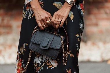 Tamu Mcpherson, Antonio Marras 'ın tüm kıyafetlerini Milan Moda Haftası Kadın Giyim / Yaz 2024 boyunca Antonio Marras' ın sergisinin önünde giyiyor..