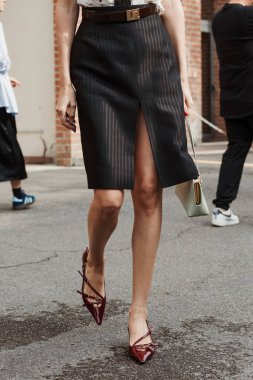 Milan Moda Haftası Kadın Giyim / Yaz 2024 'teki Antonio Marras defilesinde moda detayları.