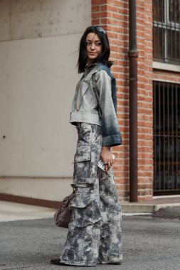 Milan Moda Haftası Kadın Giyim / Yaz 2024 'te Antonio Marras' ın kapısında bir konuk..