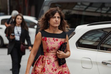 Milan Moda Haftası Kadın Giyim / Yaz 2024 'te Antonio Marras' ın kapısında bir konuk..