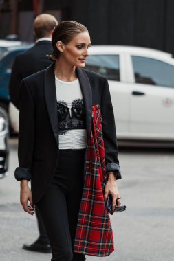 Olivia Palermo Antonio Marras 'ın önünde Milan Moda Haftası Kadın Giyim / Yaz 2024.