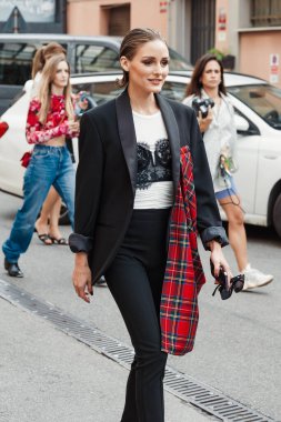Olivia Palermo Antonio Marras 'ın önünde Milan Moda Haftası Kadın Giyim / Yaz 2024.