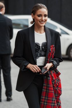 Olivia Palermo Antonio Marras 'ın önünde Milan Moda Haftası Kadın Giyim / Yaz 2024.