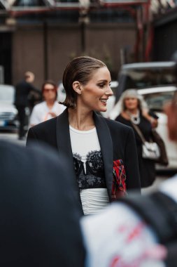 Olivia Palermo Antonio Marras 'ın önünde Milan Moda Haftası Kadın Giyim / Yaz 2024.