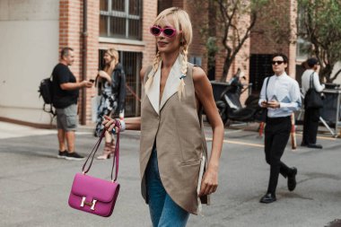 Milan Moda Haftası Kadın Giyim / Yaz 2024 'te Antonio Marras' ın kapısında bir konuk..