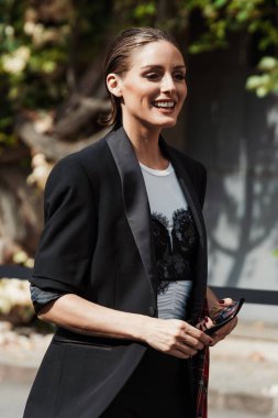 Olivia Palermo Antonio Marras 'ın önünde Milan Moda Haftası Kadın Giyim / Yaz 2024.