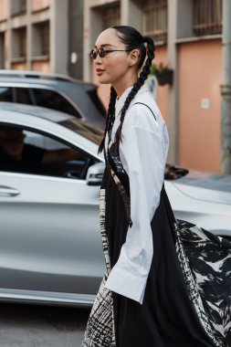 Milan Moda Haftası Kadın Giyim / Yaz 2024 'te Antonio Marras' ın önünde Korlan Madi gösterisi.