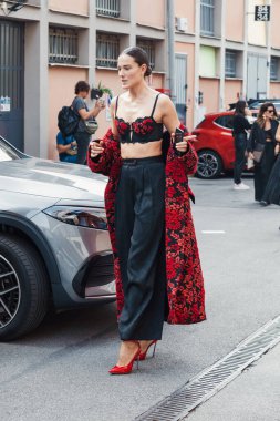 Milan Moda Haftası Kadın Giyim / Yaz 2024 'te Antonio Marras' ın önünde Chiara Baschetti gösterisi.