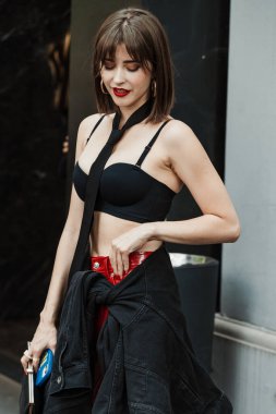 Milan Moda Haftası Kadın Giyim / Yaz 2024 'te Fendi Show' un dışında bir konuk..