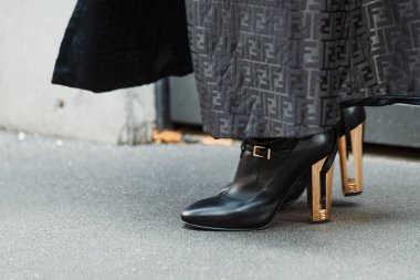Milan Moda Haftası Kadın Giyim / Yaz 2024 'te Fendi Show' un dışında moda detayları.