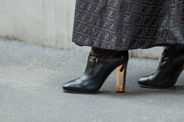 Milan Moda Haftası Kadın Giyim / Yaz 2024 'te Fendi Show' un dışında moda detayları.