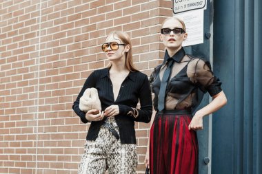 Milano Moda Haftası Kadın Giyim / Yaz 2024 'te Fendi Şovu' nun önünde konuklar.
