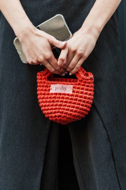 Milan Moda Haftası Kadın Giyim / Yaz 2024 'te Fendi Show' un dışında moda detayları.