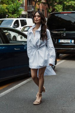 Heart Evangelista, Milan Moda Haftası Kadın Giyim / Yaz 2024 'te Fendi Show' un önünde beyaz gömlek giyiyor..