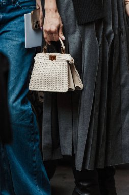 Moda detayları: Mary Leest, Fendi Show 'un dışında, Milano Moda Haftası Kadın Giyim / Yaz 2024 boyunca Fendi' yi giyer..