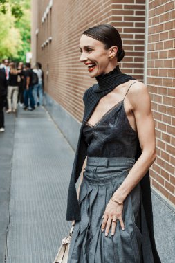 Mary Leest, Fendi Şov 'un dışında, Milan Moda Haftası Kadın Giyim / Yaz 2024' te Fendi 'yi giyer..