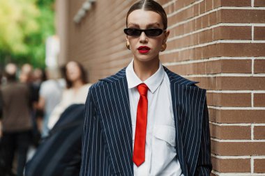 Milan Moda Haftası Kadın Giyim / Yaz 2024 'te Fendi Show' un dışında bir konuk..