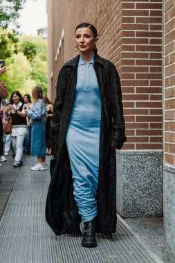 Alexandra Pereira, Fendi Show 'un dışında, Milan Moda Haftası Kadın Giyim / Yaz 2024' te Fendi 'yi giyer..