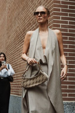 Leonie Hanne, Fendi Şovu 'nun dışında, Milan Moda Haftası Kadın Giyim / Yaz 2024 boyunca Fendi' yi giyer..