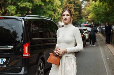 Milan Moda Haftası Kadın Giyim / Yaz 2024 'te Fendi Show' un dışında bir konuk..