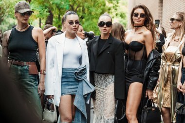 Milano Moda Haftası Kadın Giyim / Yaz 2024 'te Fendi Şovu' nun önünde konuklar.