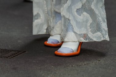 Milan Moda Haftası Kadın Giyim / Yaz 2024 'te Fendi Show' un dışında moda detayları.