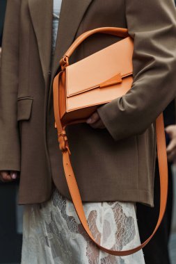 Milan Moda Haftası Kadın Giyim / Yaz 2024 'te Fendi Show' un dışında moda detayları.