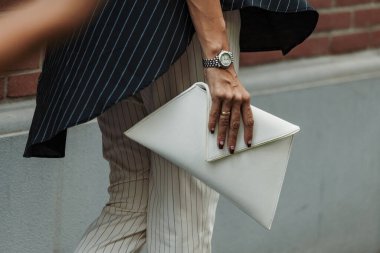 Milan Moda Haftası Kadın Giyim / Yaz 2024 'te Fendi Show' un dışında moda detayları.