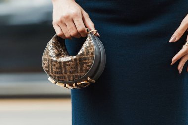 Milan Moda Haftası Kadın Giyim / Yaz 2024 'te Fendi Show' un dışında moda detayları.