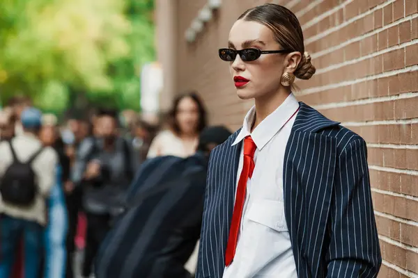 Milan Moda Haftası Kadın Giyim / Yaz 2024 'te Fendi Show' un dışında bir konuk..