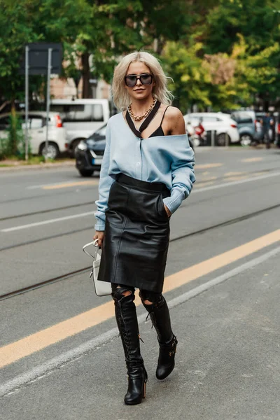 Caroline Daur, Fendi Şovu 'nun dışında, Milan Moda Haftası Kadın Giyim / Yaz 2024 boyunca Fendi giyer..