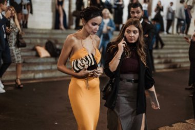 Milano Moda Haftası Kadın Giyim / Yaz 2024 'te Roberto Cavalli' nin kapısında konuklar.