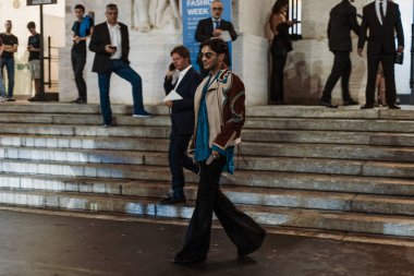 Rahi Chadda Roberto Cavalli 'nin önünde Milan Moda Haftası Kadın Giyim / Yaz 2024.