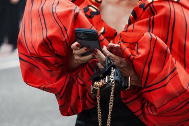 Milano Moda Haftası Kadın Giyim / Yaz 2024 Moda Şovu 'nun dışındaki moda detayları.