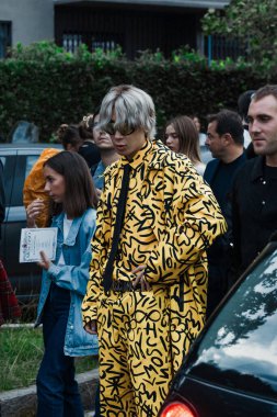 Mayaoo, Moschino 'nun hepsini giyer, Milano Moda Haftası boyunca Moschino' nun dışında Kadın giyim / Yaz 2024.