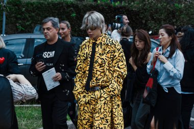 Mayaoo, Moschino 'nun hepsini giyer, Milano Moda Haftası boyunca Moschino' nun dışında Kadın giyim / Yaz 2024.