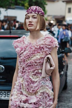 Milano Moda Haftası Kadın Giyim / Yaz 2024 'te Moschino' nun dışında bir konuk..