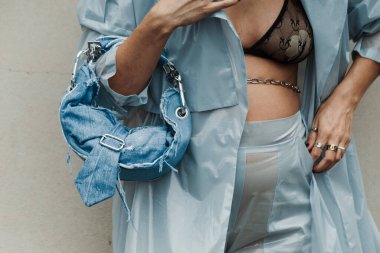 Milan Moda Haftası Kadın Giyim / Yaz 2024 'te Sportmax Show' un dışında moda detayları.