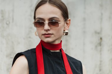 Milan Moda Haftası Kadın Giyim / Yaz 2024 'te Sportmax Show' un dışında bir konuk..