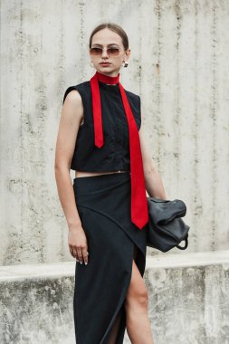 Milan Moda Haftası Kadın Giyim / Yaz 2024 'te Sportmax Show' un dışında bir konuk..