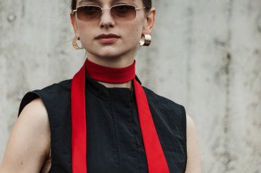 Milan Moda Haftası Kadın Giyim / Yaz 2024 'te Sportmax Show' un dışında moda detayları.