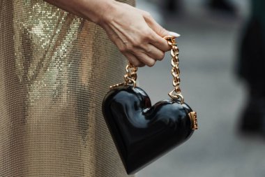 Milan Moda Haftası Kadın Giyim / Yaz 2024 'te Sportmax Show' un dışında moda detayları.
