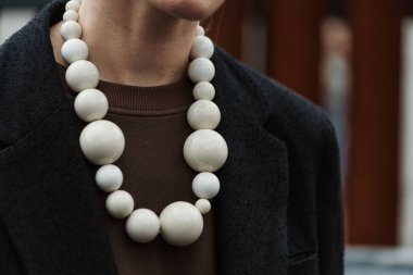 Milan Moda Haftası Kadın Giyim / Yaz 2024 'te Sportmax Show' un dışında moda detayları.