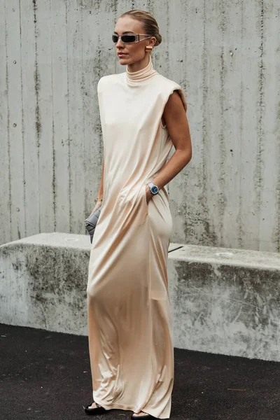 Milan Moda Haftası Kadın Giyim / Yaz 2024 'te Sportmax Show' un dışında bir konuk..