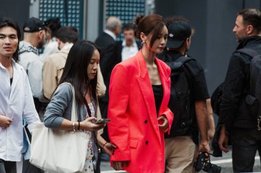 Milano Moda Haftası Kadın giyim / Yaz 2024 'te MSGM gösterisinin dışında pembe neon ceket ve mini etek giyen bir konuk görülüyor..