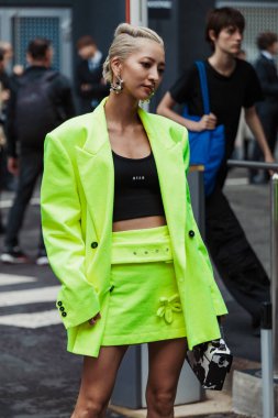 Milano Moda Haftası Kadın giyim / Yaz 2024 'te MSGM şovunun dışında bir konuk tüm MSGM kıyafetlerini giyiyor..